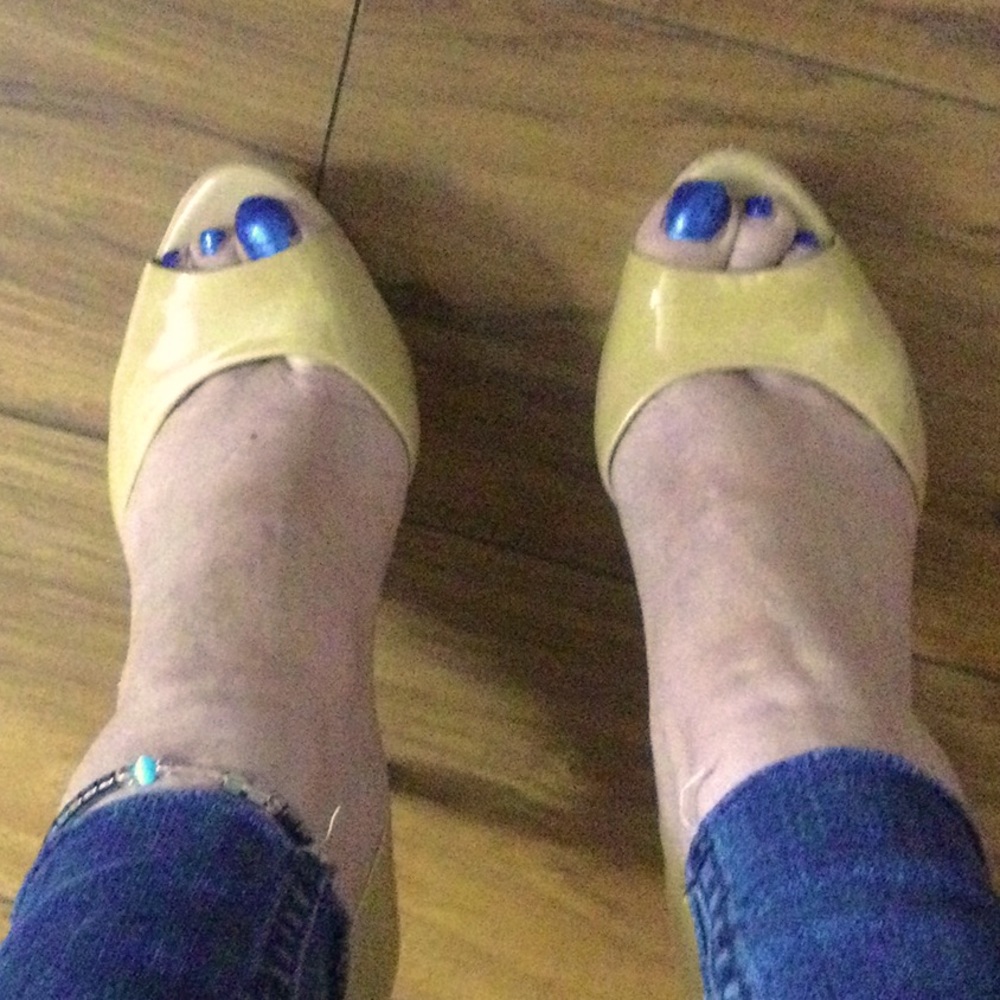 🌞 Gianni Bini marigold Patent leather platform heels open toe size 7